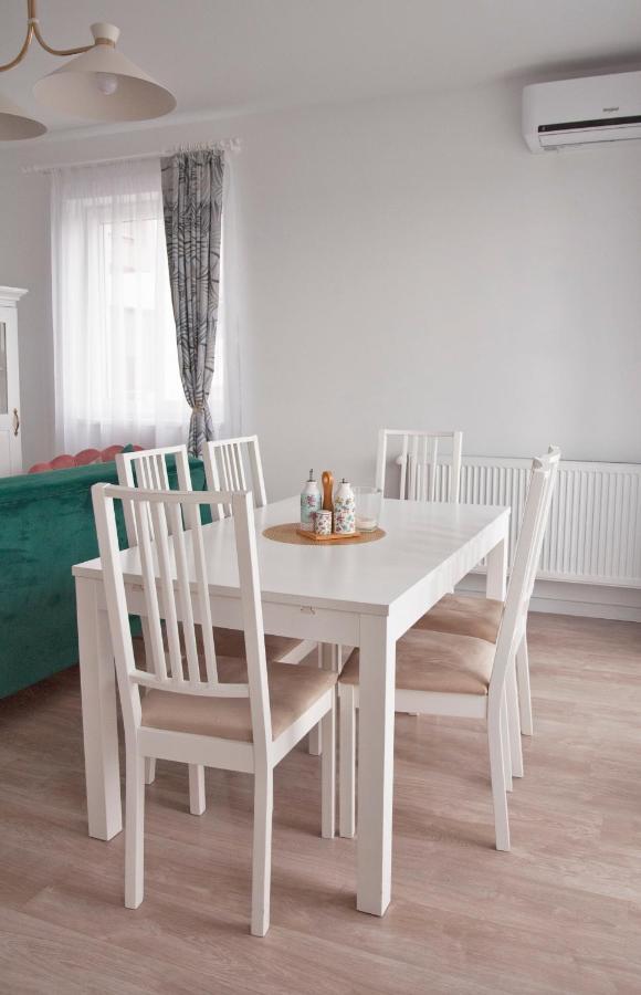 Elis Apartment By Oasis Homes Oradea Eksteriør billede